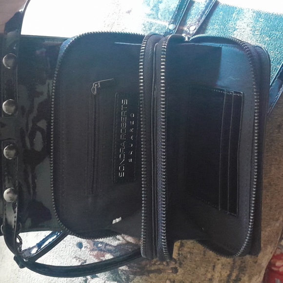 🌺SONDRA ROBERTS BLACK PAYENT LEATHER Crossbody - Picture 2 of 7